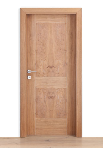 schlichte Holz-Innentür mit Ziernut in unserer Türenausstellung bei Nürnberg