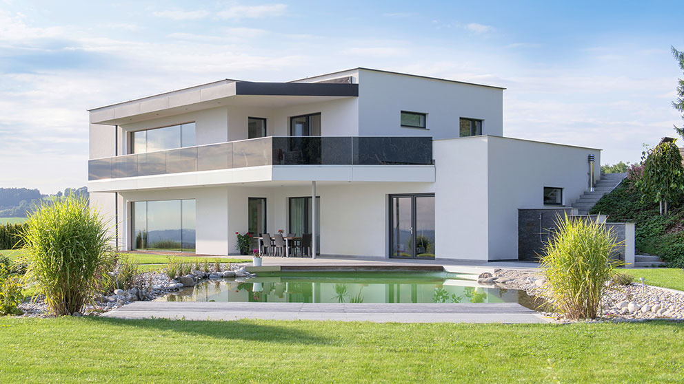 Beispiel für Internorm-Fenster, Terrassentüren und Balkontüren: Haus mit Flachdach, Balkon, Terrasse und Gartenteich