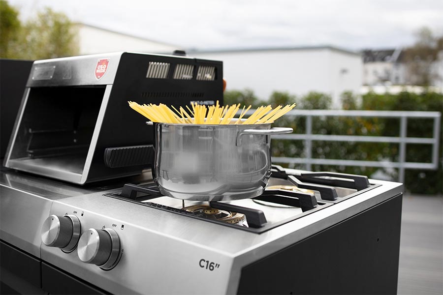 Topfträger: Gasherd-Zusatzmodul C16 - hier zum Spaghetti-Kochen. Praktische Erweiterung für die Outdoor-Küche aus Edelstahl.