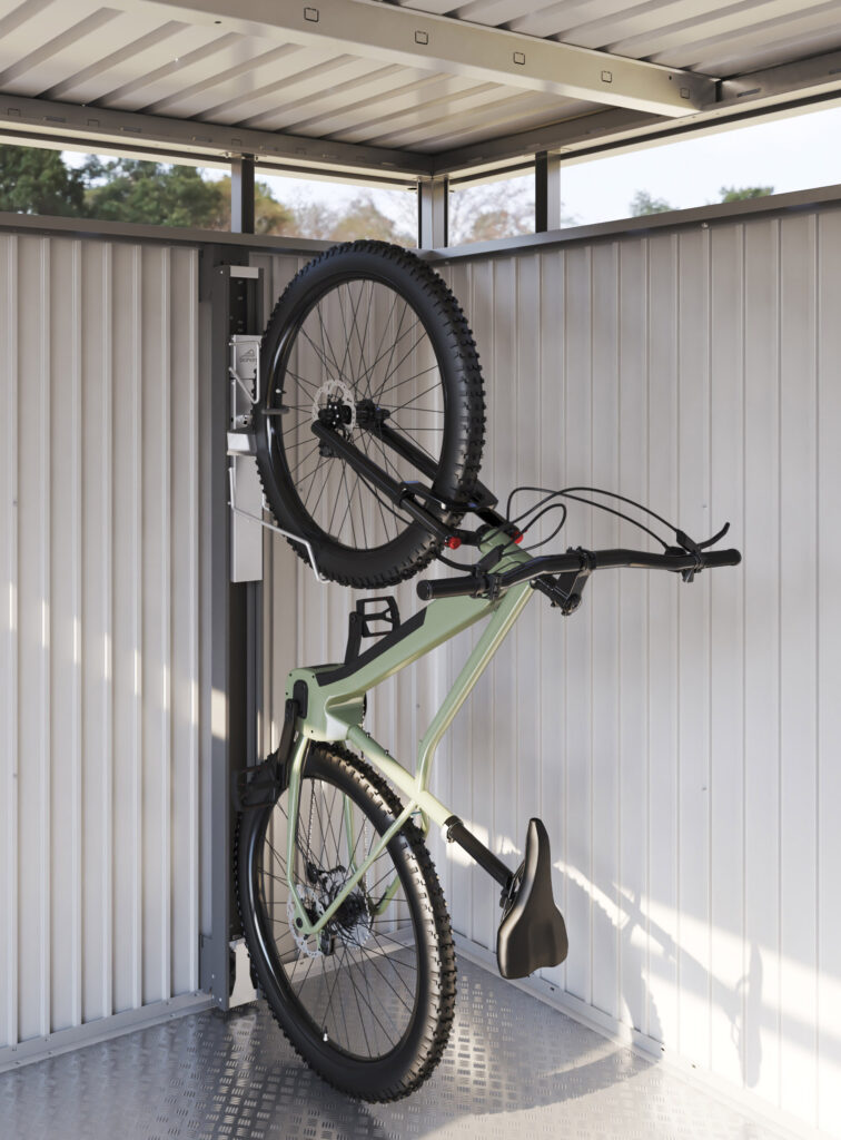 Fahrrad wird dank Biohort BikeLift einfach senkrecht an der Wand einer Gartenhütte hochgezogen.