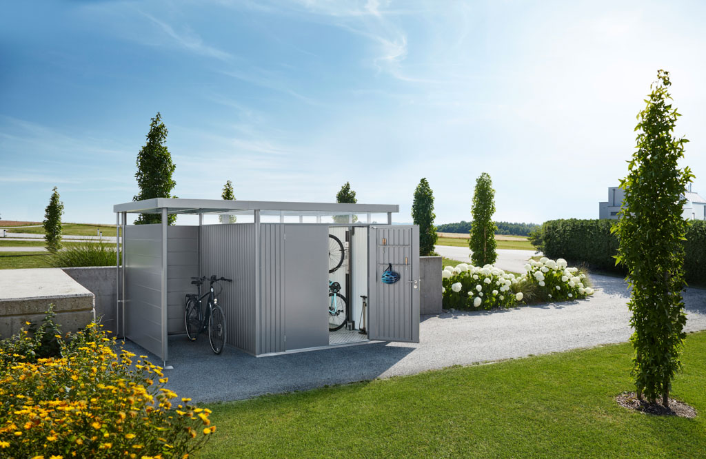 Biohort Geräteschuppen HighLine: Silberes Gartenhäuschen mit Seitendach zum Unterstellen von noch mehr Fahrrädern.