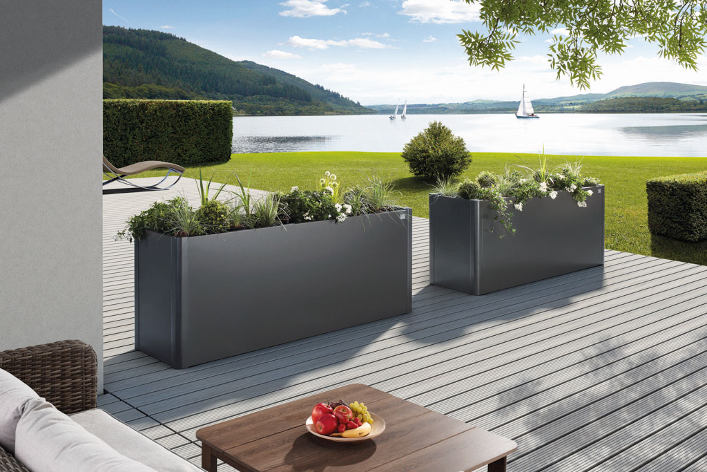 Biohort Hochbeet Belvedere als "Raumteiler" für eine Terrasse an einem fränkischen See.