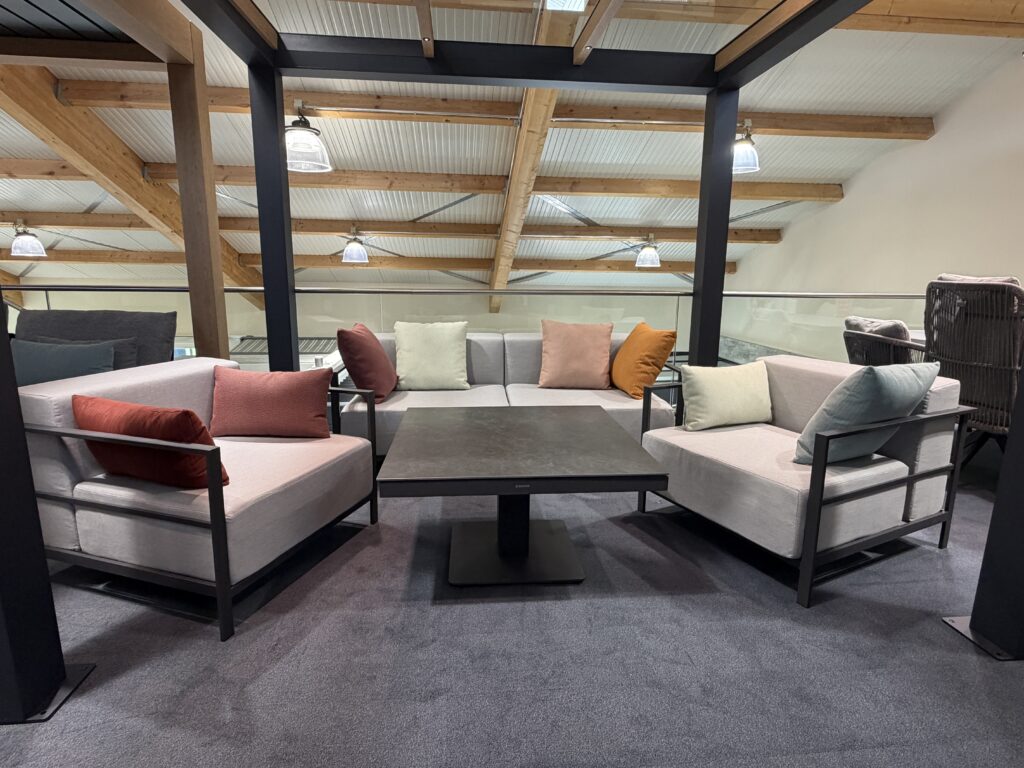 MONO-Lounge von K-Design: 2-Sitzer Sofa und 2 Outdoor-Sessel