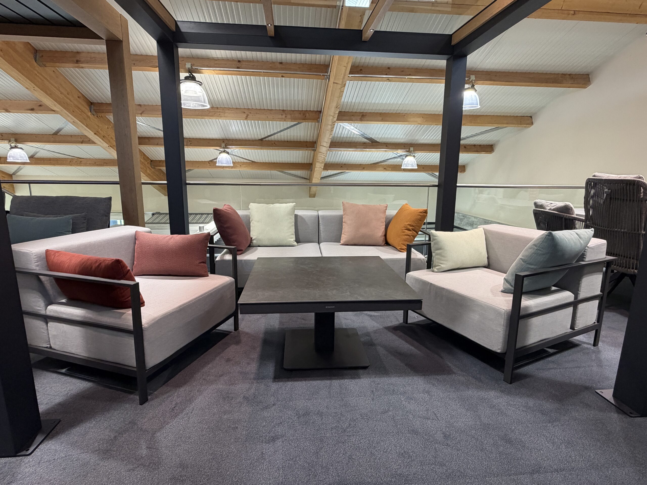 MONO-Lounge von K-Design: 2-Sitzer Sofa und 2 Outdoor-Sessel