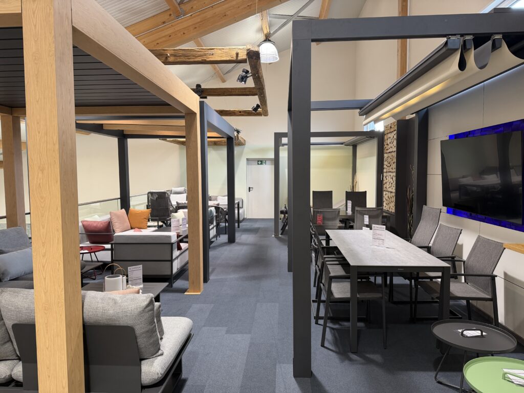 Blick in unsere Ausstellung mit Outdoor-Möbeln der Marke K-Design: Gartentische, Gartenstühle, Garten-Loungemöbel