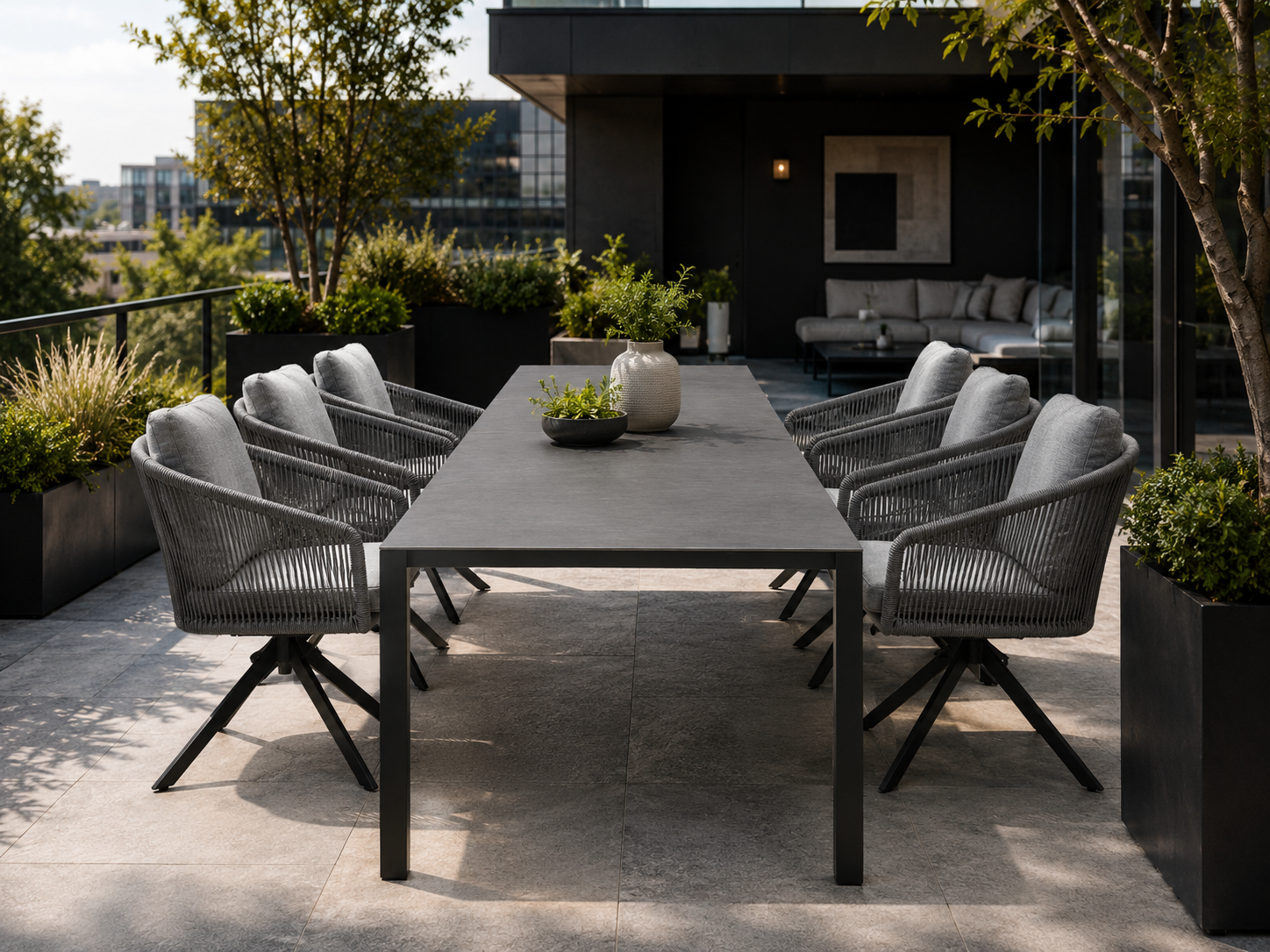 K-Design Outdoor-Diningtisch mit sechs Riva Dining Stühlen auf einer Terrasse