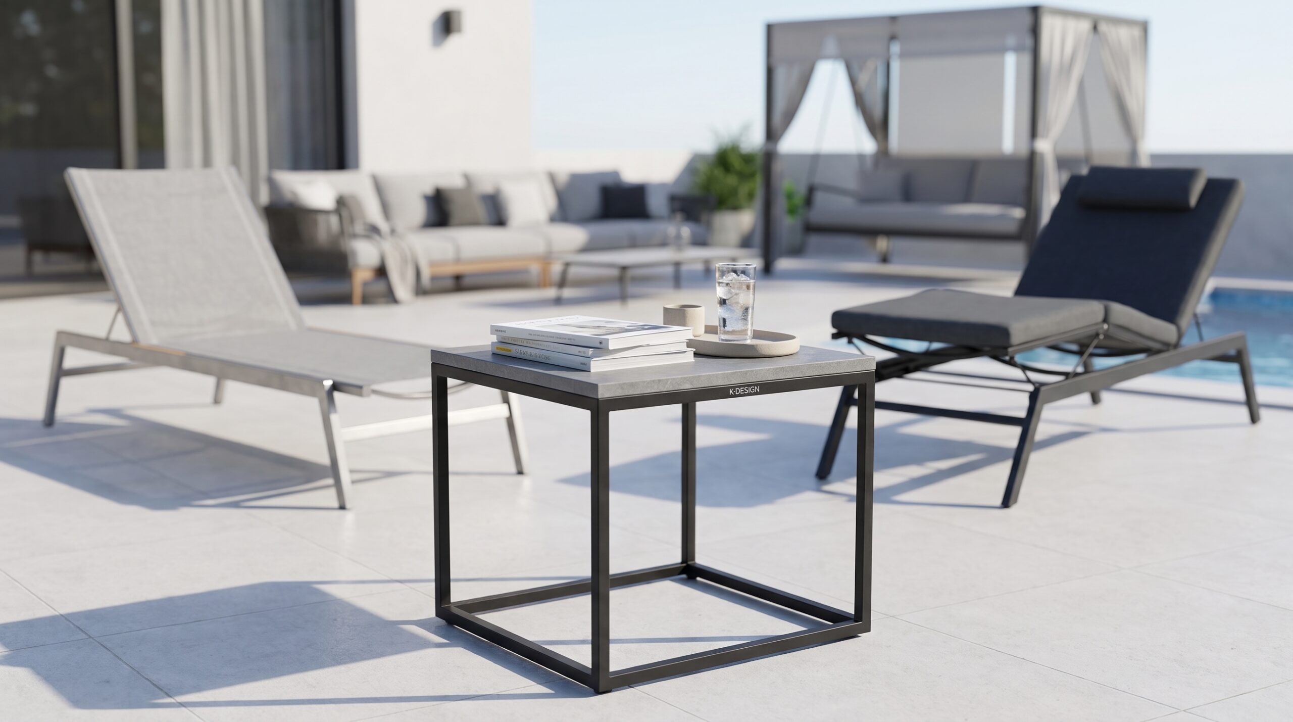 K-Design Qube Ceramic kompakter Outdoor-Beistelltisch mit Keramikplatte im Poolbereich