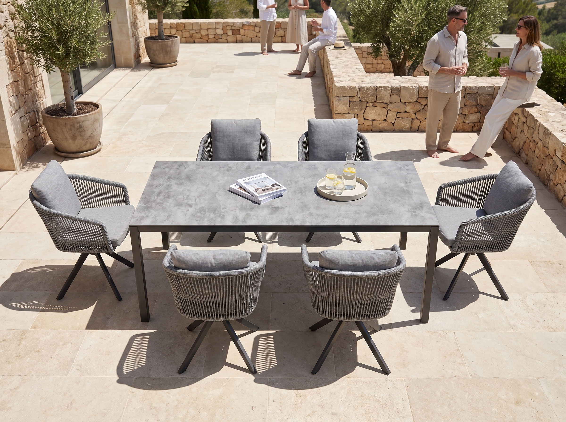 K-Design Frame 160 Outdoor-Diningtisch mit Stühlen und Tischdekoration auf einer Terrasse