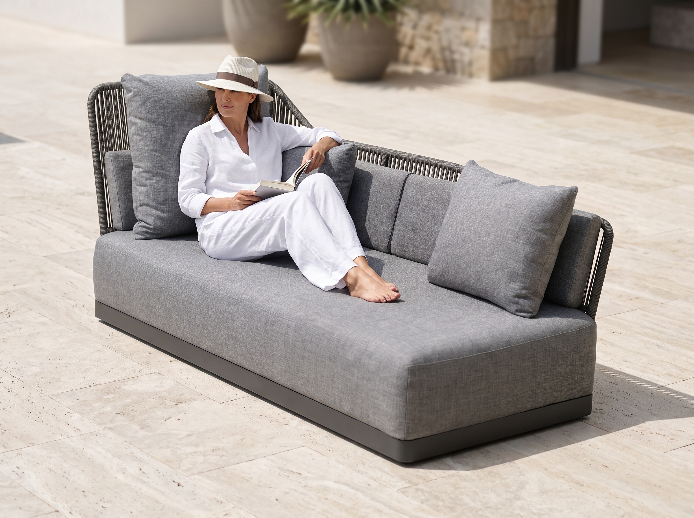 Sechs K-Design Nova Relax Outdoor-Hochlehner an einem modernen Gartentisch