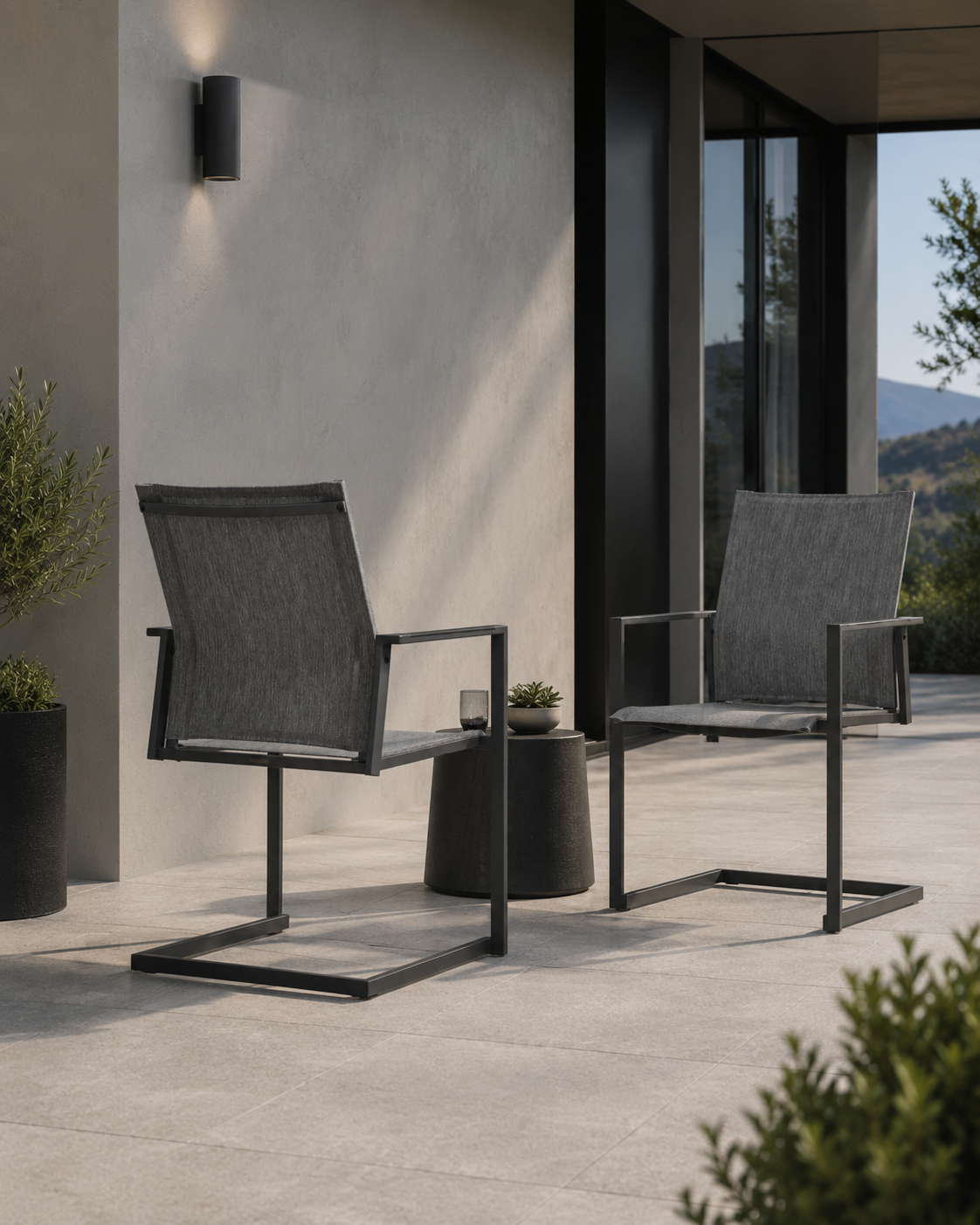 Sechs K-Design Edge Swing Outdoor-Freischwinger an einem modernen Diningtisch