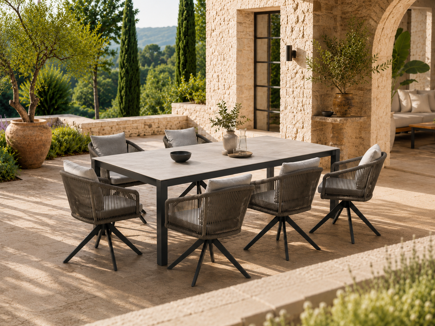 K-Design Loft Dining Spin Stühle mit Esstisch auf einer mediterranen Terrasse