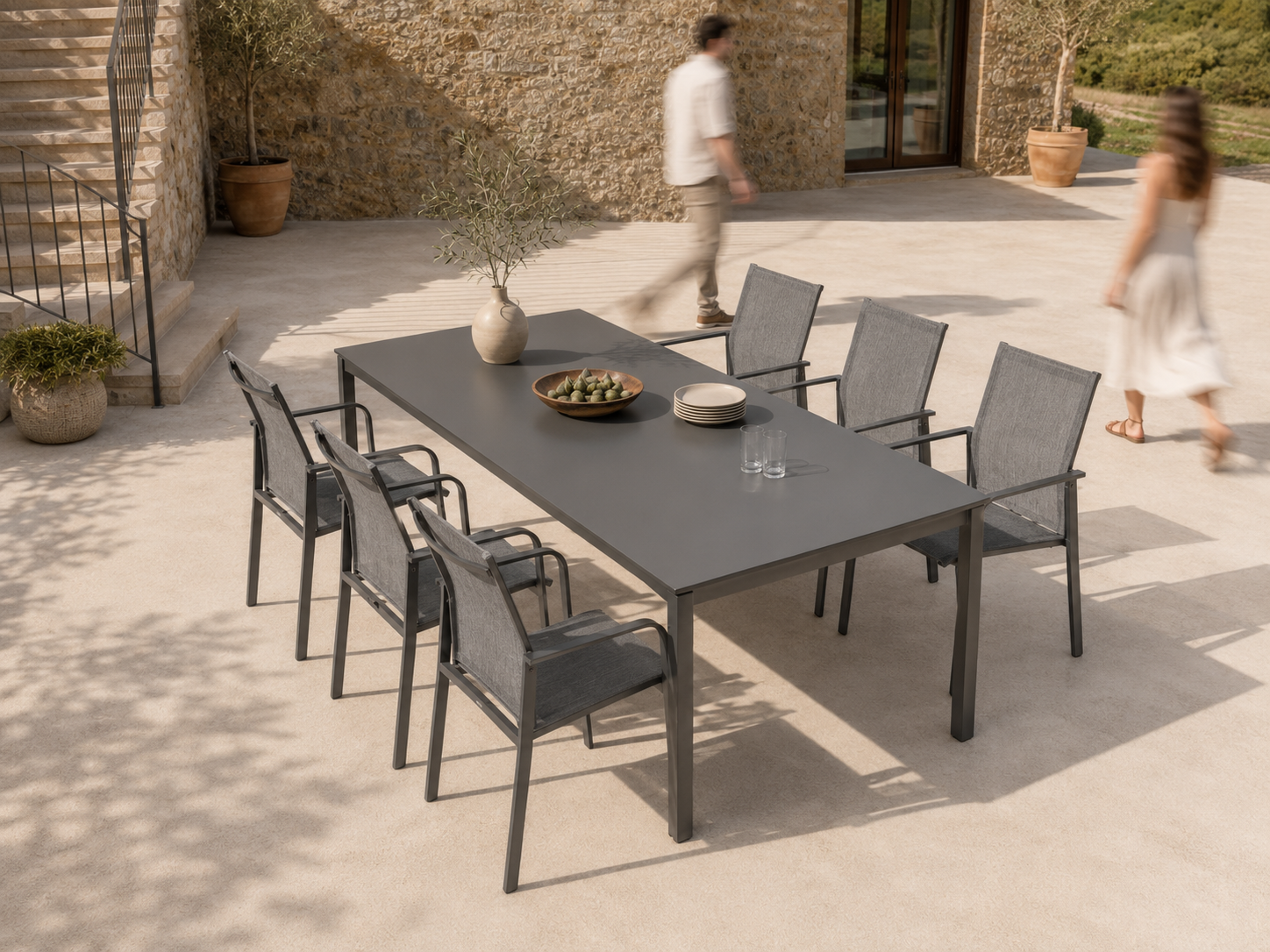 K-Design Riva Dining Outdoor-Diningstühle an einem modernen Diningtisch
