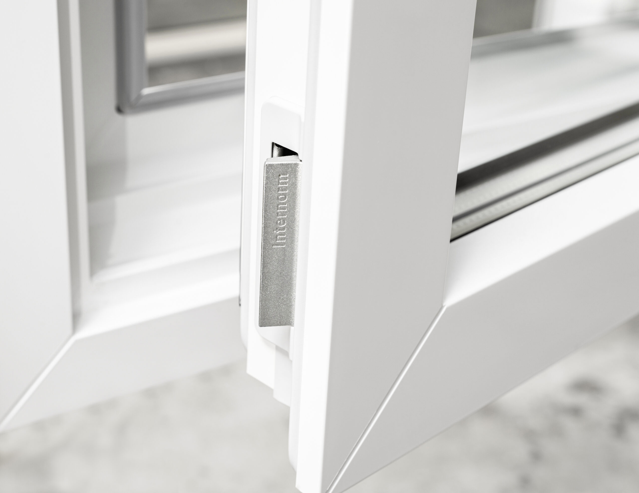 Detail der I-tec Secure Verriegelung an einem Internorm Fenster.