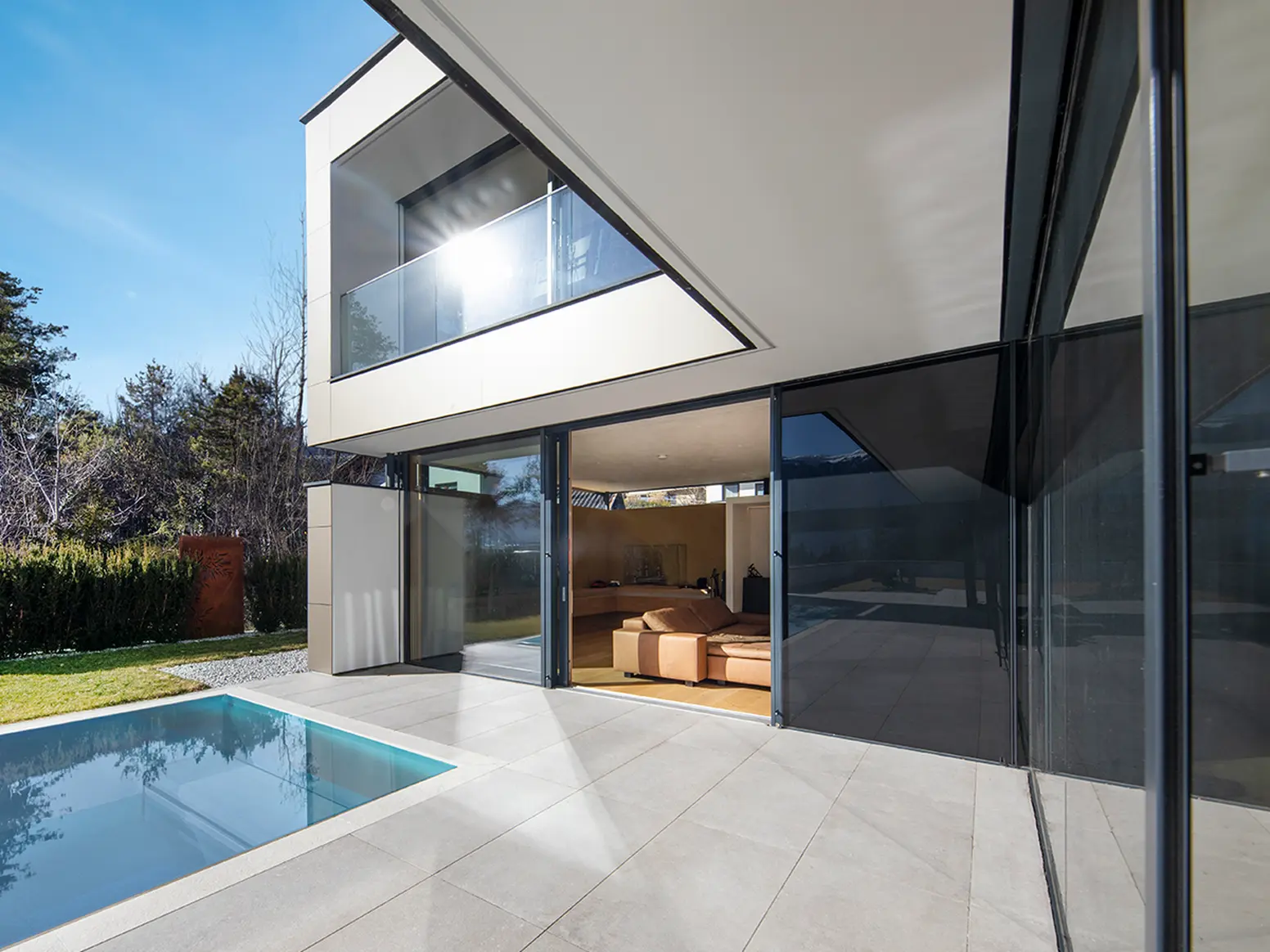 Internorm Kunststoff-Aluminium-Fenster in moderner Wohnarchitektur