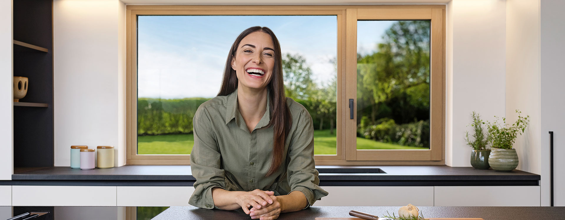 Internorm Holz-Aluminium-Fenster in moderner Küche mit natürlicher Holzoptik