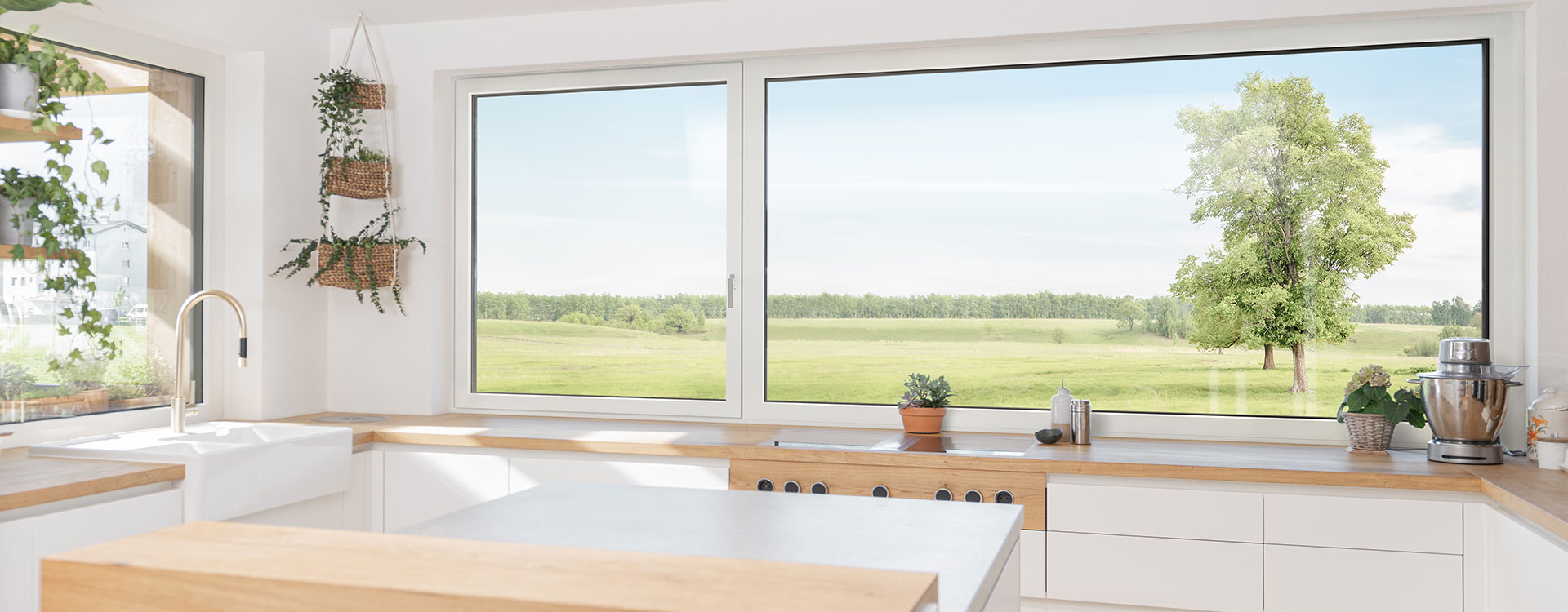 Internorm Kunststoff-Aluminium-Fenster in heller moderner Küche mit großer Glasfläche