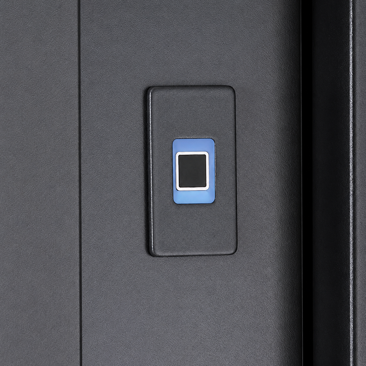 Fingerprint-Zutrittskontrolle an einer Holzhaustür von Kutz für komfortables und sicheres Öffnen ohne Schlüssel.